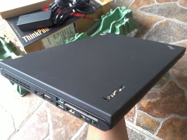 laptop-lenovo-thinkpad-t530-dualvga-nvidia-intelhd-tampak-atas-kiri-depan